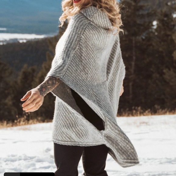 LOVESTITCH Lena Poncho ~ NWOT - Picture 4 of 11